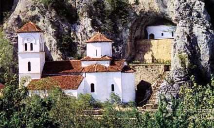 Manastir Gornjak kraj vode koju je omađijala tišina