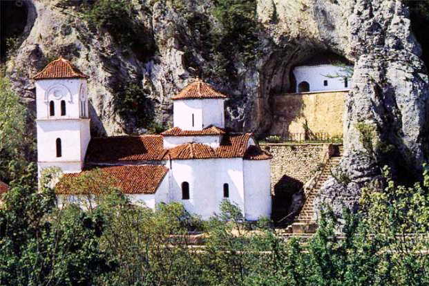 Manastir Gornjak kraj vode koju je omađijala tišina