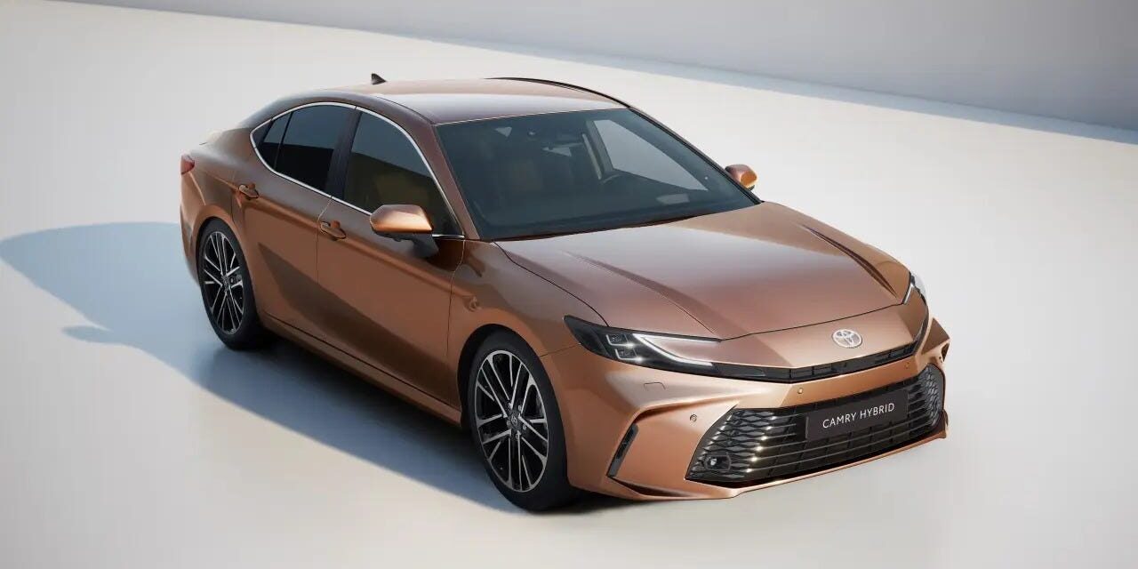 Tojota CAMRY hibrid, ne treba mu stanica